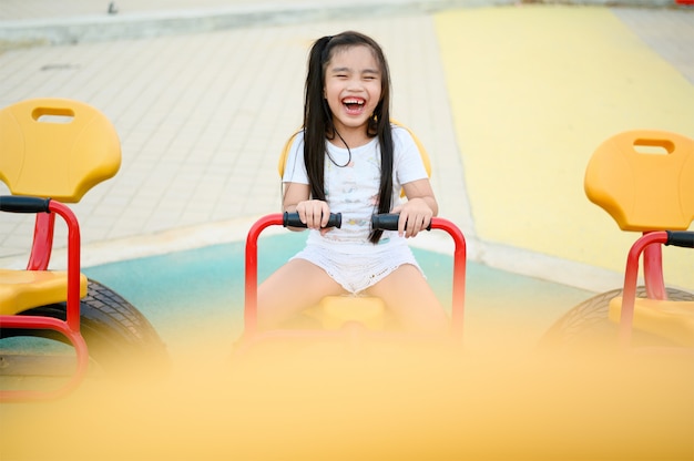 Criança brincando se divertindo no playground