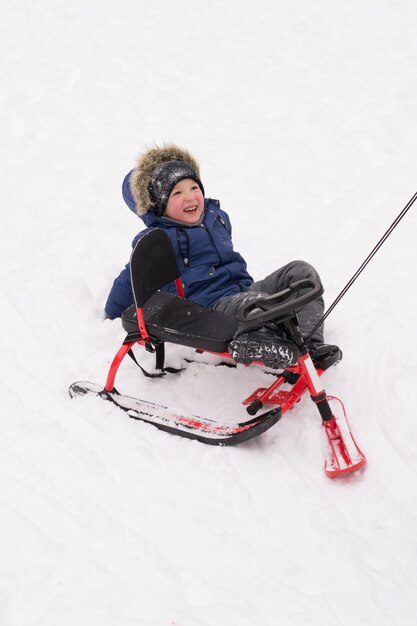 Criança caiu de scooter na neve