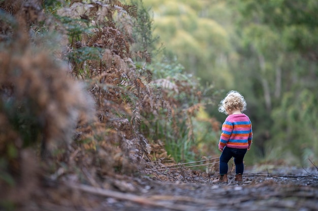 criança caminhando em um parque na Austrália