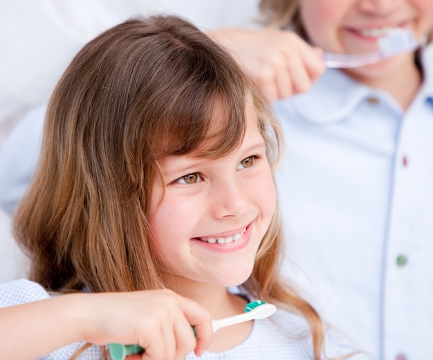 Criança caucasiana escovando os dentes