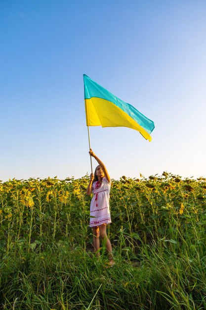 Criança com a bandeira da Ucrânia Foco seletivo Natureza