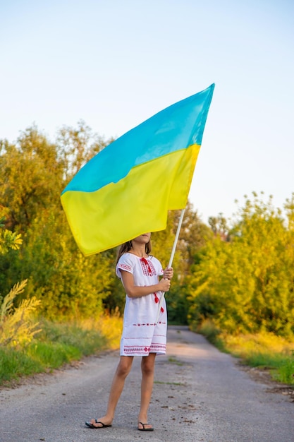 Criança com a bandeira da Ucrânia Foco seletivo Natureza