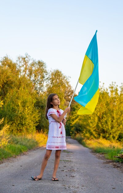Criança com a bandeira da Ucrânia Foco seletivo Natureza