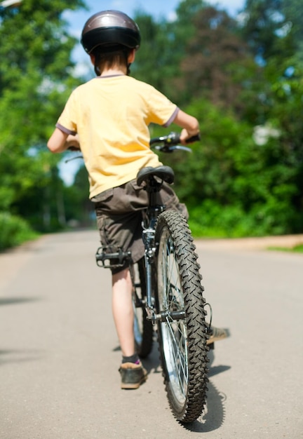 criança com bicicleta