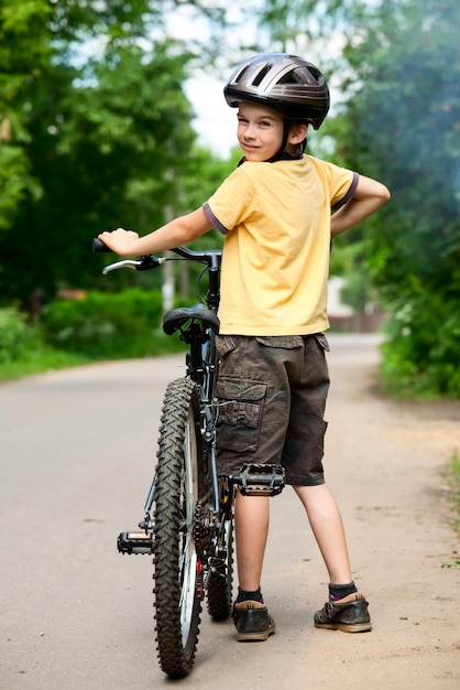 criança com bicicleta