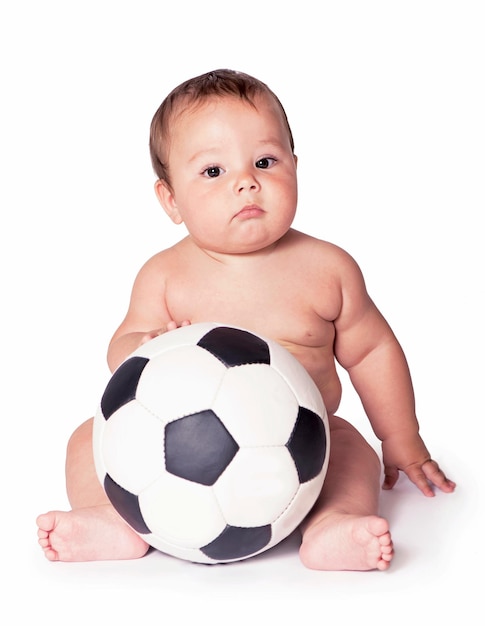 Criança com bola de futebol tudo em fundo branco