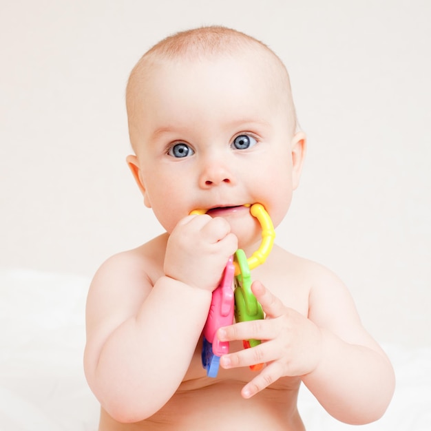 Criança com brinquedo de dentição