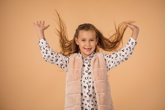 Criança com cabelo voando