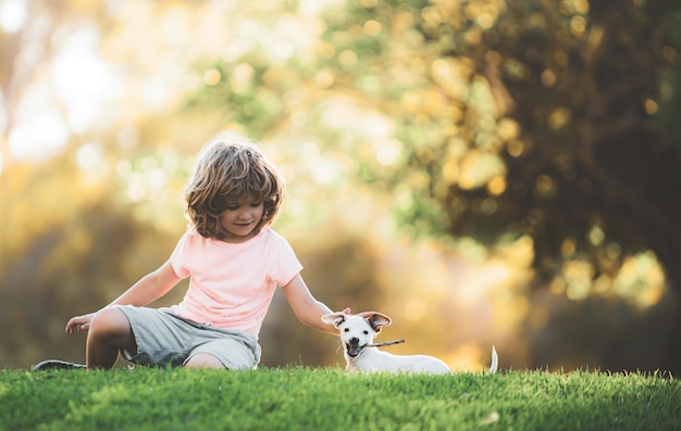 Criança com cachorrinho Retrato criança menino com animal de estimação