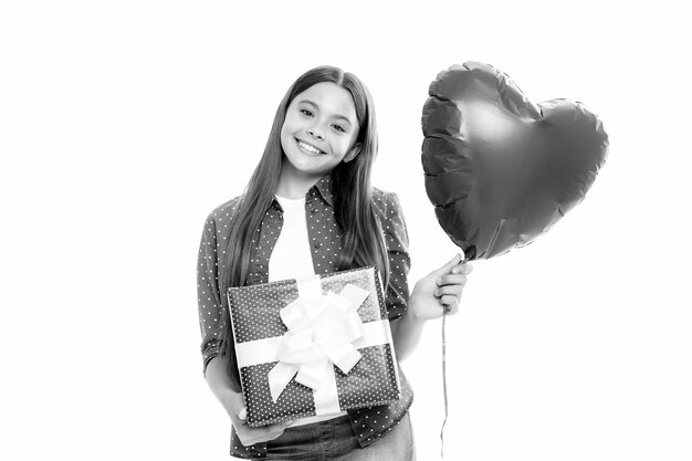 Criança com caixa de presente em fundo branco isolado Presentes para aniversário Dia dos Namorados Ano Novo ou Natal Retrato de uma adolescente sorridente feliz