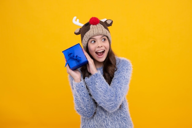 Criança com caixa de presente em fundo isolado Presentes para aniversário Dia dos Namorados Ano Novo ou Natal Entusiasmado com emoções alegres de adolescente