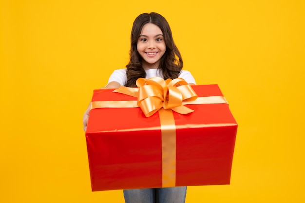 Criança com caixa de presente em fundo isolado Presentes para aniversário Dia dos Namorados Ano Novo ou Natal Feliz adolescente emoções positivas e sorridentes de adolescente