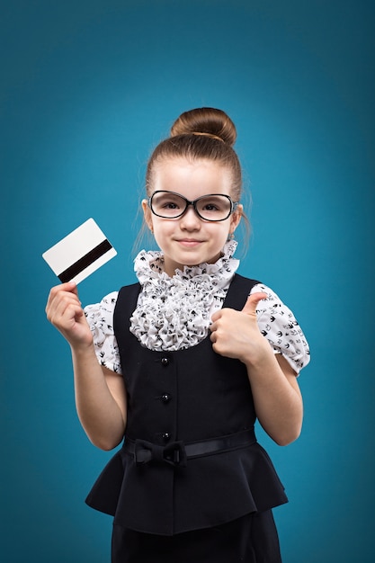 Criança com cartão de crédito, vestido como professor