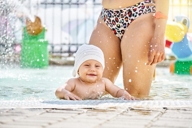 Criança com chapéu protetor solar gosta de se divertir com a mãe nas férias de verão