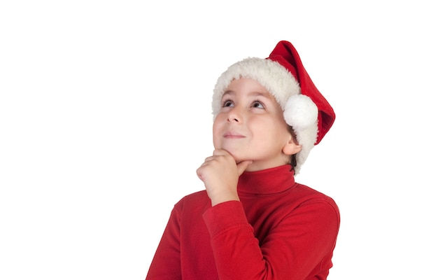 Criança com chapéu vermelho de Natal imaginando algo isolado em um fundo branco