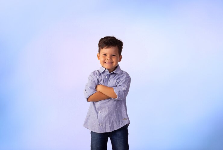 Foto criança com expressões faciais em uma foto de estúdio sobre fundo colorido.