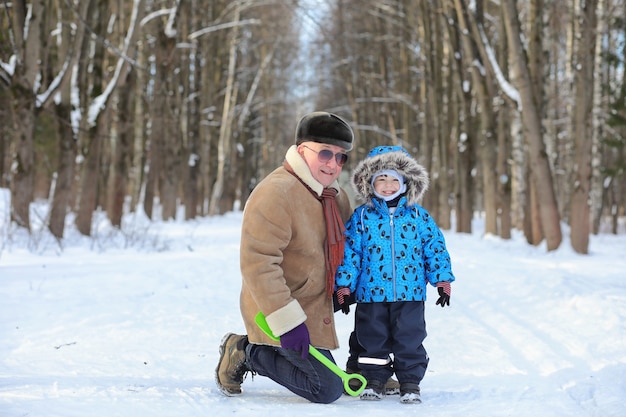 Criança com família se divertindo em um parque de inverno