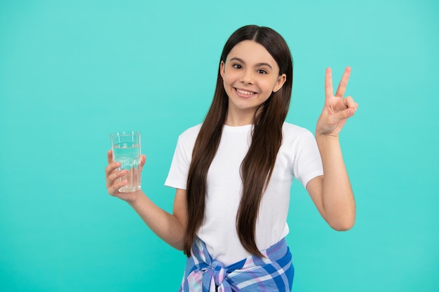 Criança com gesto de paz menina vai beber bebida mineral estilo de vida saudável da infância