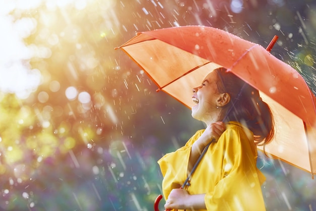 Foto criança com guarda-chuva vermelho