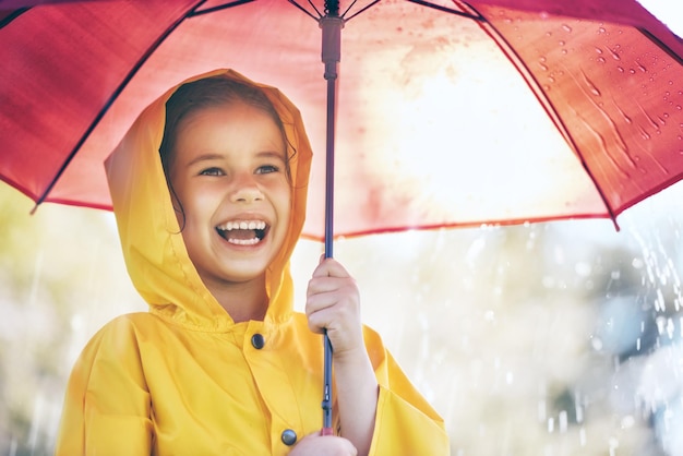 Criança com guarda-chuva vermelho