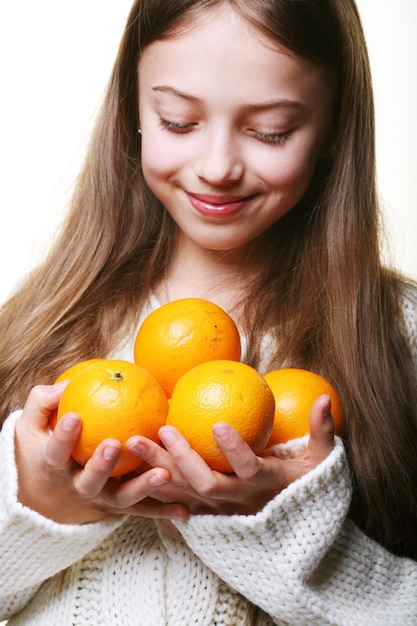 Criança com laranjas