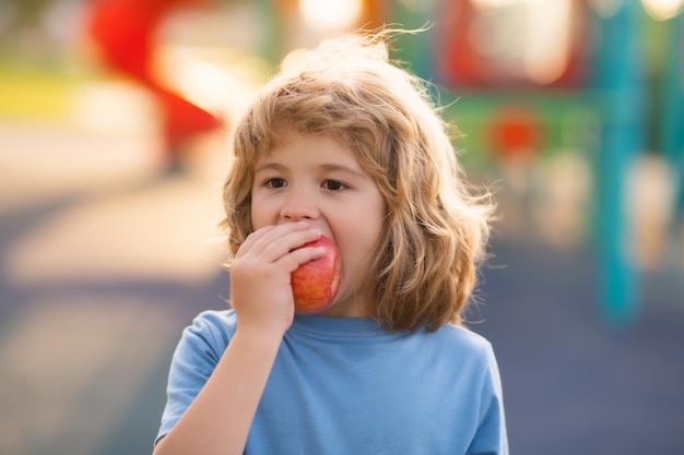 Criança com maçã ao ar livre colhendo maçãs crianças comida saudável nutrição criança mordendo maçã fresca eu
