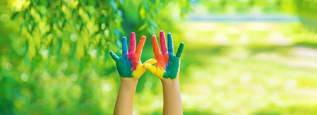 Criança com mãos e pernas pintadas foco seletivo