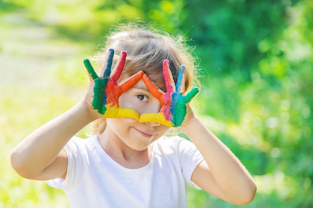 Criança com mãos e pernas pintadas