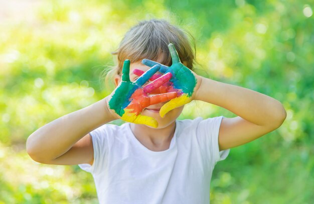 Criança com mãos e pernas pintadas