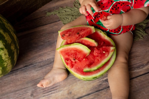 criança com melancia. menina com cabelo loiro come melancia. vitaminas frescas saudáveis melancia