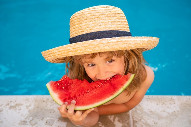 Criança com melancia na piscina crianças comem frutas do verão ao ar livre crianças saudáveis