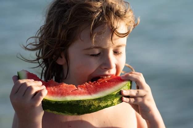 Criança com melancia na praia de verão criança ao ar livre se divertindo no dia de verão crianças férias de verão e