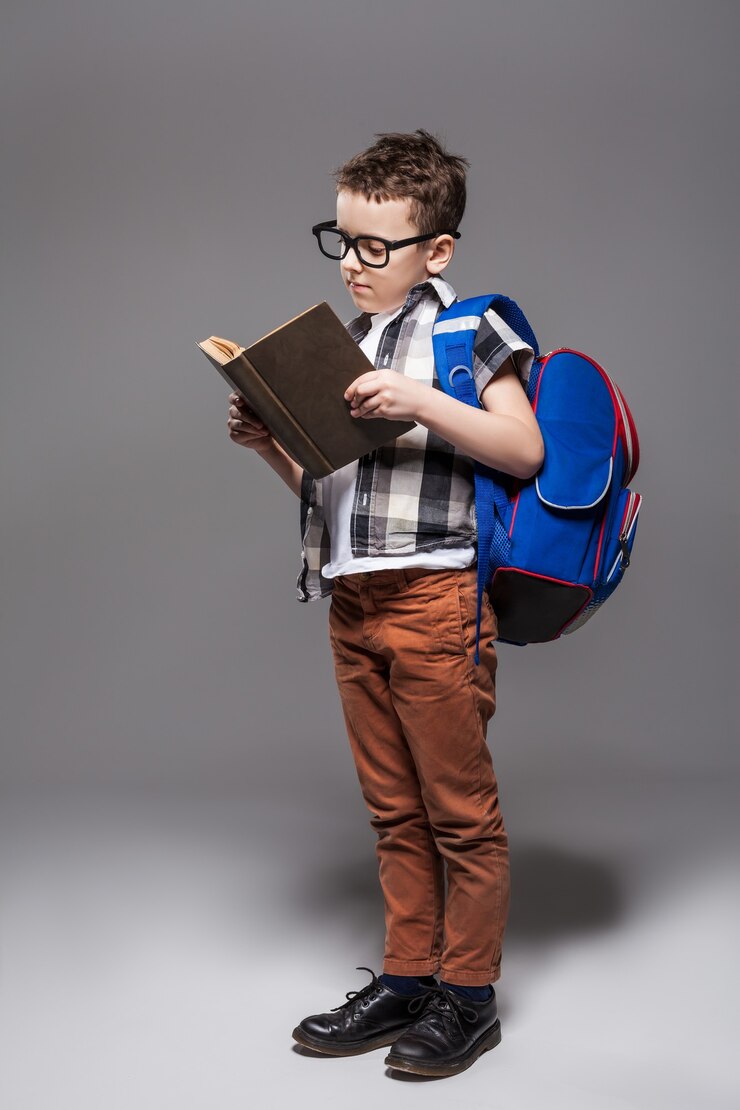 Foto criança com mochila escolar e livro