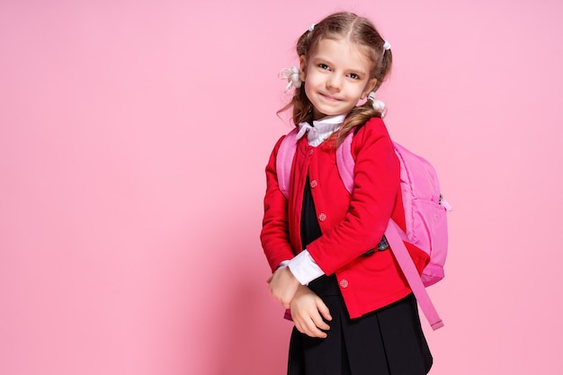 Criança com mochila. Menina com mochila