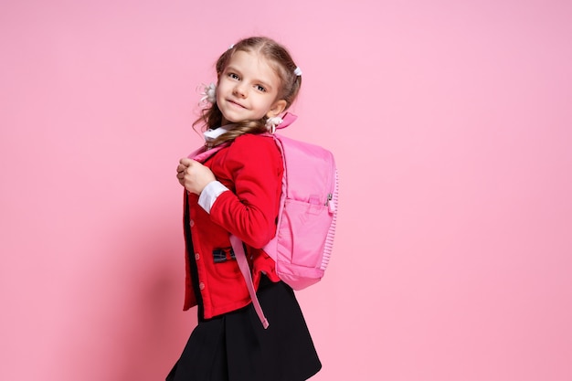 Criança com mochila. Menina com mochila