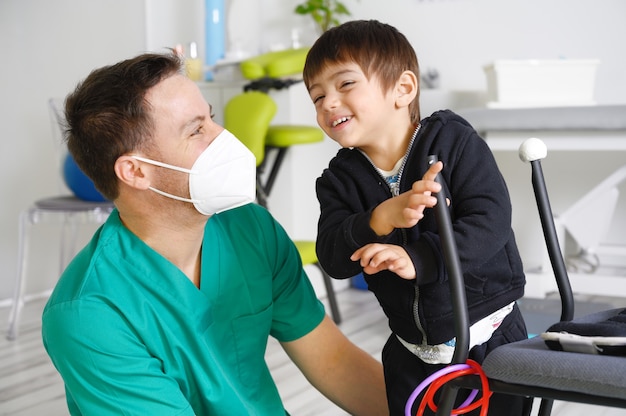 Criança com paralisia cerebral em fisioterapia em centro de terapia infantil.