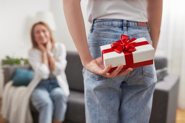 Criança com presente para mãe