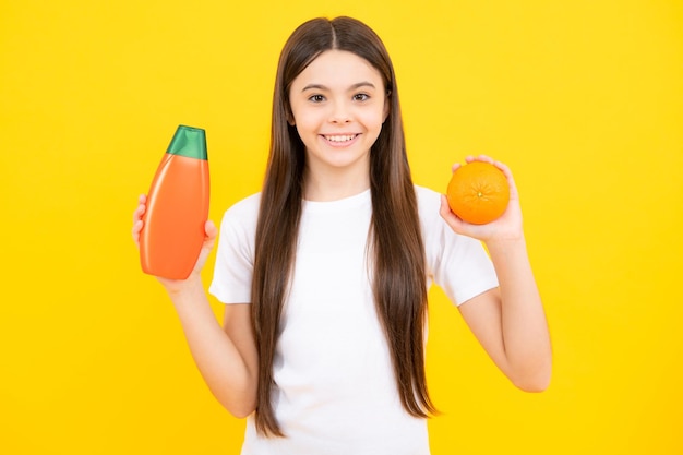 Criança com shampoo condicionador Cuidados cosméticos diários Adolescente segura garrafa de cabelo e cuidados com a pele Beleza saúde e cosméticos Retrato de adolescente feliz Menina sorridente