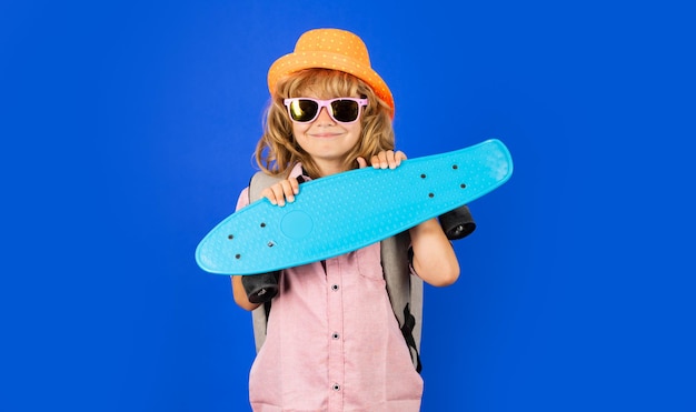 Criança com skate no estúdio Garoto se divertindo com penny board Penny board skate para