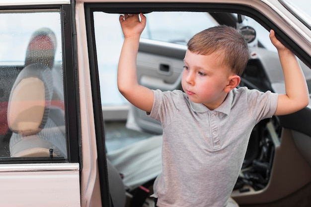 Foto criança com tiro médio no carro