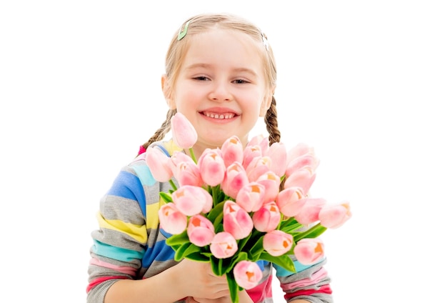 Criança com um buquê de flores da primavera