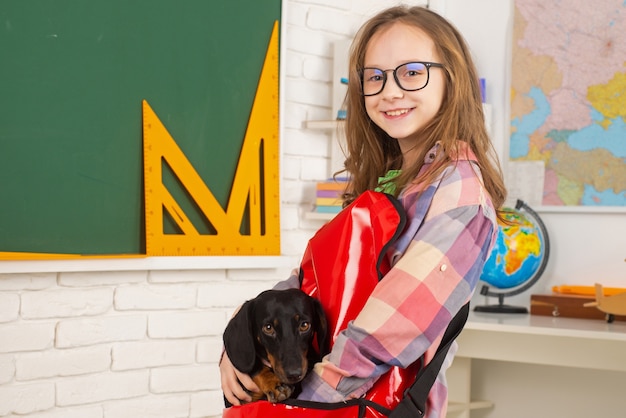 Foto criança com um cachorro engraçado crianças escola pré-escolar aluno