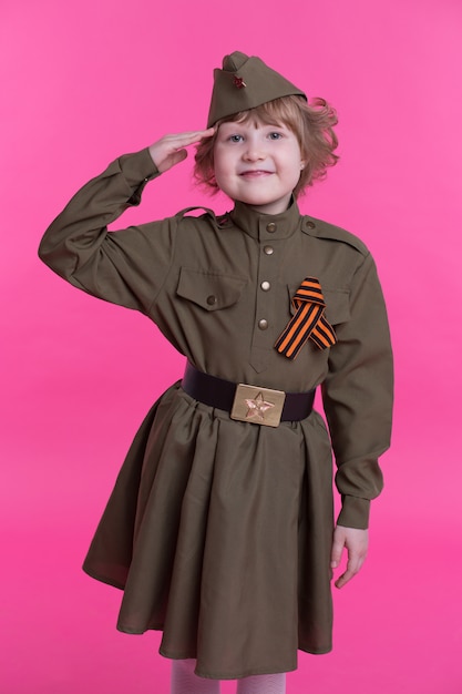 criança com uniforme militar