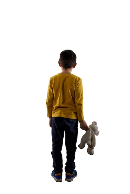 Criança com ursinho de pelúcia na mão isolado no fundo branco