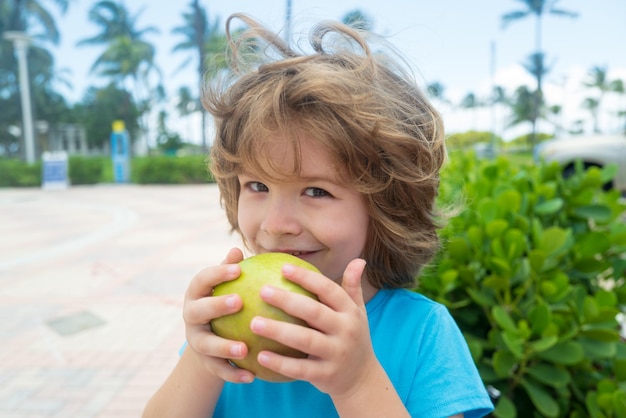 Criança come maçã nutrição menino saudável para crianças lanche de frutas hora do almoço