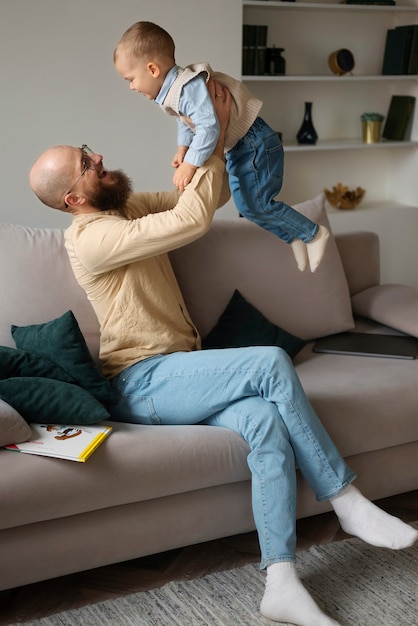 Criança comemorando família nos primeiros anos de vida