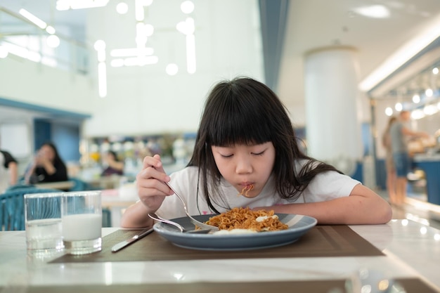 Criança comendo comida feliz no café da manhã