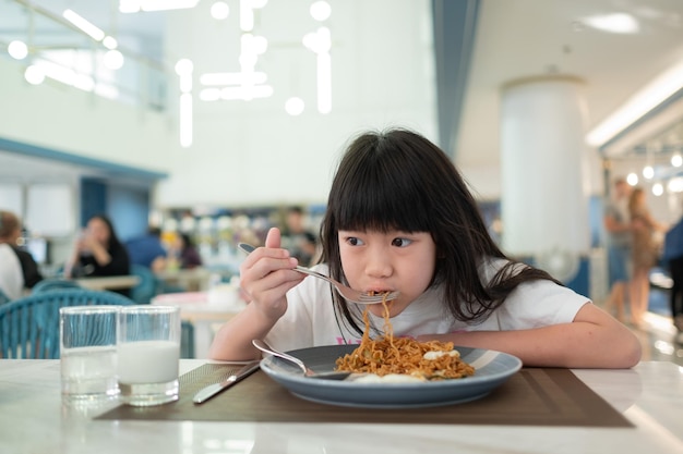 Criança comendo comida feliz no café da manhã