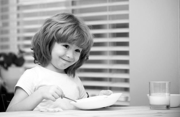 Criança comendo comida saudável em casa bebê comendo sopa com colher