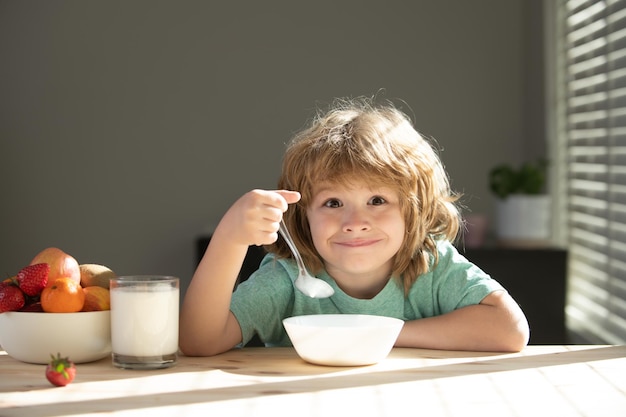 Criança comendo comida saudável menino fofo tomando sopa no almoço